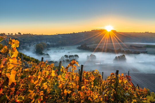Sonnenaufgang und Morgennebel im herbstlichen Tal, M&uuml;hlhausen an der Enz, Baden-W&uuml;rttemberg, Deutschland