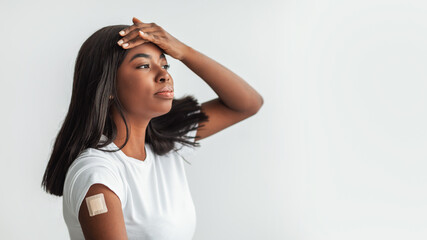 Naklejka premium Black Woman Suffering From Fever After Vaccine