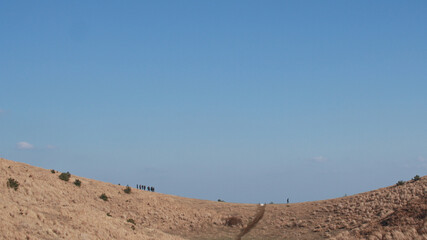 I wonder what the difference between the winter volcanic cone of Jeju Island and the hill is.

