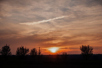 Obraz premium beautiful summer sunset in cloudy sky