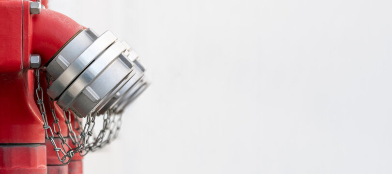 drei rote Hydranten mit schwacher Sch&auml;rfentiefe vor hellem Hintergrund