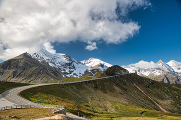 Fototapeta premium die großglockner hochalpenstraße am fuscher törl im herbst unter dramatischen wolken salzburg pinzgau österreich, grossglockner high alpine road at fuscher törl under dramatic sky