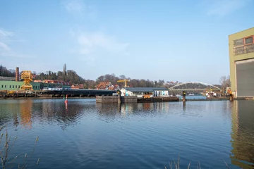 Deurstickers Gelber Kran, Binnenschiff und Brücke im Hafen von Lauenburg © Dieter
