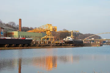 Deurstickers Hitzler Werft in Lauenburg mit gelbem Kran und 2 Binnenschiffen im Trockendock © Dieter