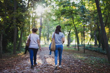 Mujeres paseando por bosque. Amistad - obrazy, fototapety, plakaty