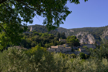 Oppède-le-Vieux (84580) entre roche et végétation, département de Vaucluse en région Provence-Alpes-Côte-d'Azur, France - obrazy, fototapety, plakaty