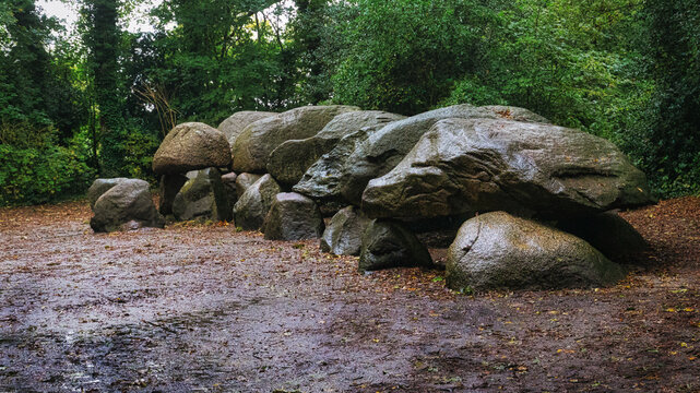 The largest hunebed in the Netherlands, D27 in Borger