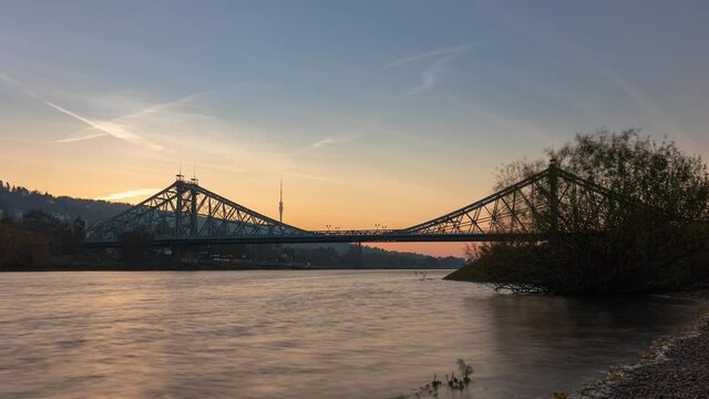 Sonnenaufgang am blauen Wunder mit Dresdner Fernsehturm
