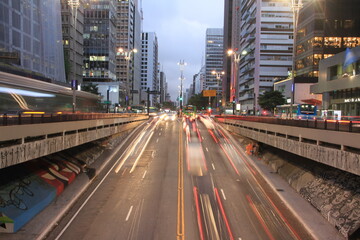 Fototapeta na wymiar avenida paulista em São Paulo, brasil, com carros ao entardecer em baixa velocidade