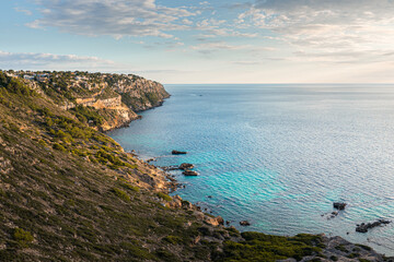 Felsenküste auf Mallorca am Spätnachmittag