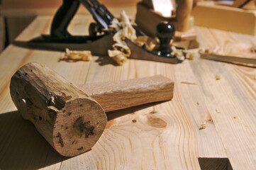 Dębowy drewniany młotek własnej produkcji używany w stolarstwie tradycyjnym. - obrazy, fototapety, plakaty