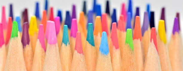 Algunos detalles de puntas de lápices de colores, aislado sobre fondo blanco