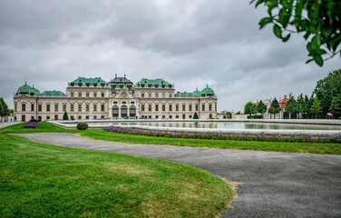 Obraz premium Garden and Belvedere Palace in Vienna, Austria 
