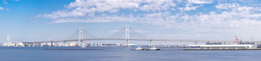 (神奈川県ｰ風景パノラマ)青空の横浜ベイブリッジ