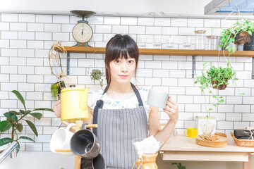 ドリップコーヒーを入れる若い女性