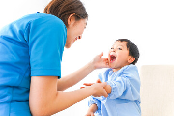 Fototapeta premium 子どもを診察する若い看護師