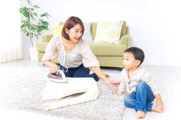 家事をするお母さんと子供