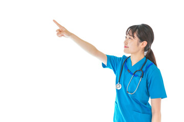 指をさす笑顔の若いナース