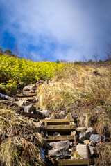 霞沢岳、乗鞍岳、上高地、穂高岳などを見るために、長野県松本市の晩秋の雪が積もる焼岳を登山する風景 Scenery of climbing Mt. Yakedake with snow in late autumn in Matsumoto, Nagano Prefecture to see Mt. Kasumisawa, Mt. Norikura, Kamikochi and Mt. Hodaka