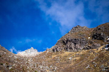 霞沢岳、乗鞍岳、上高地、穂高岳などを見るために、長野県松本市の晩秋の雪が積もる焼岳を登山する風景 Scenery of climbing Mt. Yakedake with snow in late autumn in Matsumoto, Nagano Prefecture to see Mt. Kasumisawa, Mt. Norikura, Kamikochi and Mt. Hodaka