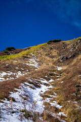 霞沢岳、乗鞍岳、上高地、穂高岳などを見るために、長野県松本市の晩秋の雪が積もる焼岳を登山する風景 Scenery of climbing Mt. Yakedake with snow in late autumn in Matsumoto, Nagano Prefecture to see Mt. Kasumisawa, Mt. Norikura, Kamikochi and Mt. Hodaka