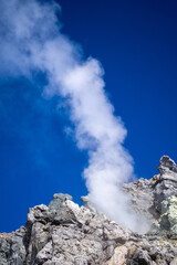 霞沢岳、乗鞍岳、上高地、穂高岳などを見るために、長野県松本市の晩秋の雪が積もる焼岳を登山する風景 Scenery of climbing Mt. Yakedake with snow in late autumn in Matsumoto, Nagano Prefecture to see Mt. Kasumisawa, Mt. Norikura, Kamikochi and Mt. Hodaka