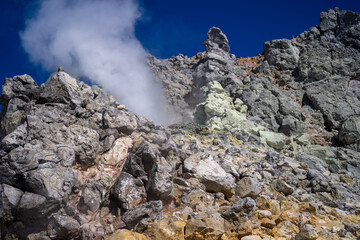 霞沢岳、乗鞍岳、上高地、穂高岳などを見るために、長野県松本市の晩秋の雪が積もる焼岳を登山する風景 Scenery of climbing Mt. Yakedake with snow in late autumn in Matsumoto, Nagano Prefecture to see Mt. Kasumisawa, Mt. Norikura, Kamikochi and Mt. Hodaka