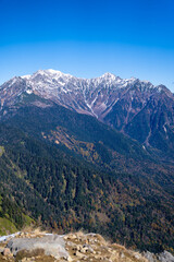 Obraz premium 霞沢岳、乗鞍岳、上高地、穂高岳などを見るために、長野県松本市の晩秋の雪が積もる焼岳を登山する風景 Scenery of climbing Mt. Yakedake with snow in late autumn in Matsumoto, Nagano Prefecture to see Mt. Kasumisawa, Mt. Norikura, Kamikochi and Mt. Hodaka