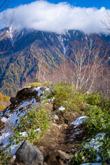 霞沢岳、乗鞍岳、上高地、穂高岳などを見るために、長野県松本市の晩秋の雪が積もる焼岳を登山する風景 Scenery of climbing Mt. Yakedake with snow in late autumn in Matsumoto, Nagano Prefecture to see Mt. Kasumisawa, Mt. Norikura, Kamikochi and Mt. Hodaka