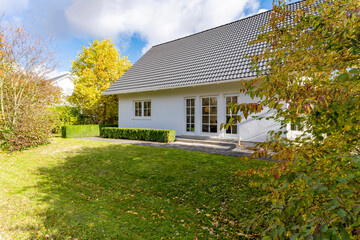 Bungalow, weiss, Sommer - 466081159