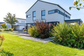 modernes Einfamilienhaus mit Garten