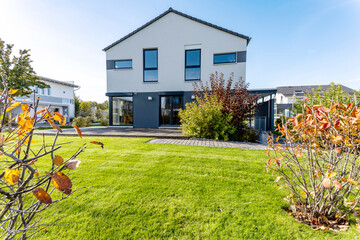 modernes Einfamilienhaus mit Garten - 466081578