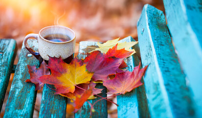 filiżanka kawy w jesienny poranek, kawa o poranku i kolorowe jesienne liście, herbata na tarasie	 - obrazy, fototapety, plakaty