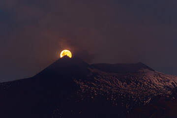Tramonto di luna piena sul nuovo cratere sommitale dell'Etna © michele