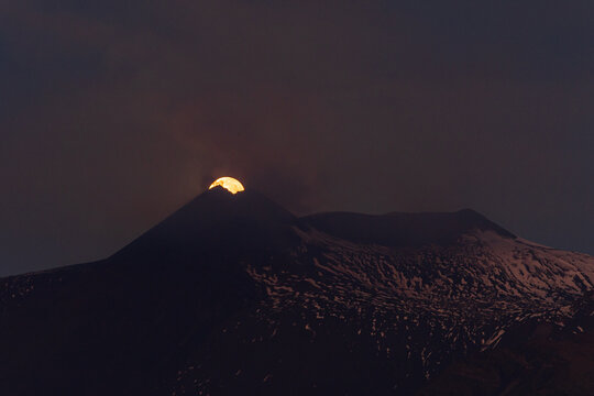 Tramonto di luna piena sul nuovo cratere sommitale dell'Etna