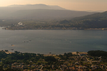 Vista de la desmbocadura del río Miño y La Guardia desde el monte de Santa Tecla en el municipio de La Guardia en la provincia de Pontevedra, Galicia.