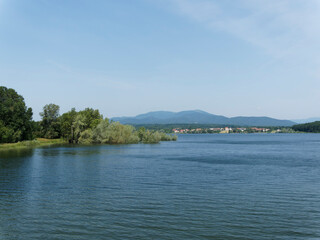 Le lac et le village de Michelbach en Alsace dans le Haut-Rhin entouré de la réserve naturelle...