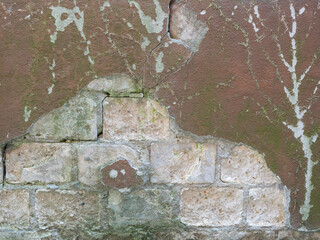 Naklejka premium Old brickwall with damaged plaster and copyspace