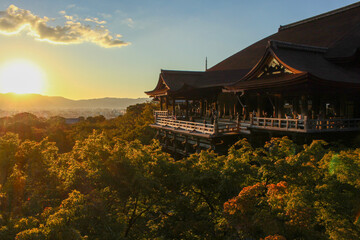 夕焼けに染まる清水寺