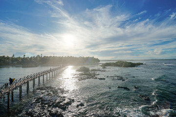 Obraz premium Beautiful landscape. Sunset on the seashore. Wooden bridge on Cloud 9 beach, Siargao Island Philippines.