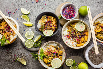 Leckeres asiatisches Curry in verzierten Schüsseln.