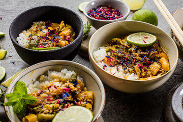 Leckeres asiatisches Curry in verzierten Schüsseln.