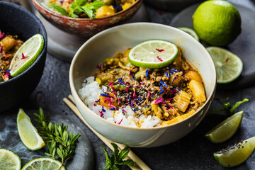 Leckeres asiatisches Curry in verzierten Schüsseln.