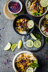 Leckeres asiatisches Curry in verzierten Schüsseln.