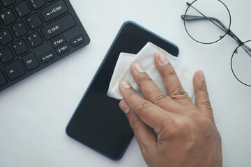  cleaning mobile phone display for preventing virus 