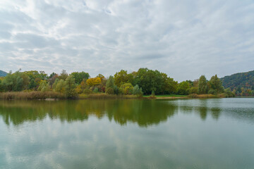 Ein See im Herbst