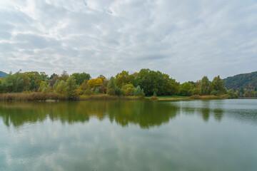 Fototapeta na wymiar Ein See im Herbst