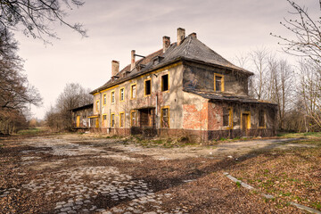 stary zrujnowany typowy przedwojenny budynek dworca kolejowego na Śląsku (Polska) © Henryk Niestrój