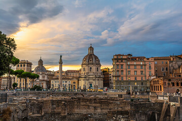 Fototapeta na wymiar Roma: il viale dei Fori Imperiali ed il Colosseo. Duemila anni di storia in poche centinaia di metri