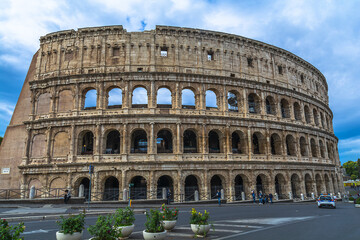 Fototapeta na wymiar Roma: il viale dei Fori Imperiali ed il Colosseo. Duemila anni di storia in poche centinaia di metri